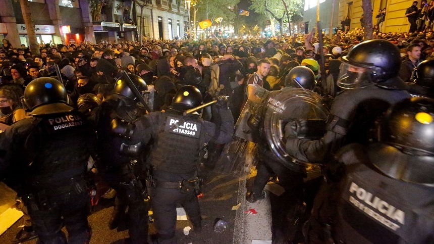 Protestatarii din Barcelona au incendiat maşini şi au aruncat cu sticle cu benzină în poliţişti, escaladând violenţele - VIDEO