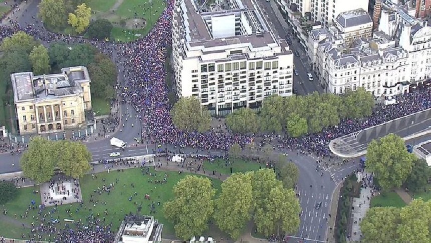 Zeci de mii de oameni au ieşit în stradă la Londra pentru a cere încă un referendum cu privire la Brexit