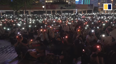 Hong Kong - Poliţia şi protestatarii din Hong Kong s-au confruntat cu gaze lacrimogene şi sticle incendiare. Sute de magazine, distruse / VIDEO