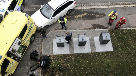 UPDATE-Un bărbat înarmat fură o ambulanţă şi răstoarnă mai multe persoane la Oslo; suspectul, arestat în urma unui schimb de focuri de armă