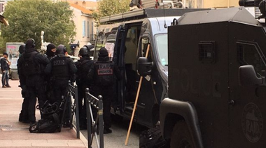 UPDATE - Bărbatul baricadat într-un muzeu arheologic la Saint-Raphaël a fost reţinut; inscripţii ameninţătoare în arabă pe ziduri