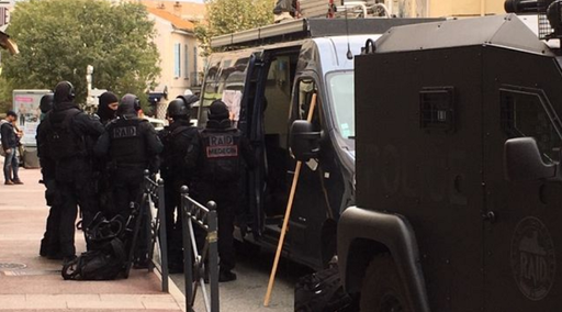 UPDATE - Bărbatul baricadat într-un muzeu arheologic la Saint-Raphaël a fost reţinut; inscripţii ameninţătoare în arabă pe ziduri