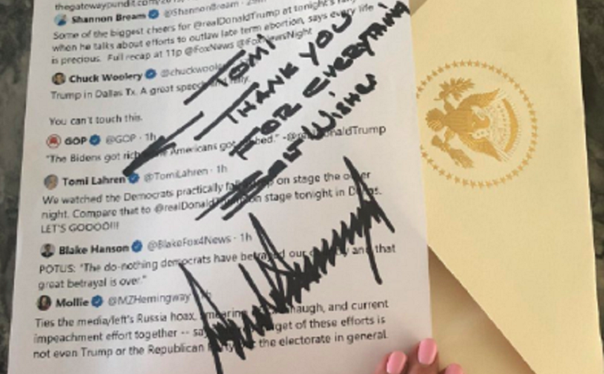 Trump adoră tweeturile fanilor săi şi li le trimite cadou cu poşta