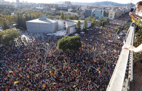 Ciocniri cu poliţia în urma unei vaste manifestaţii separatiste catalane; marş antiseparatist duminică