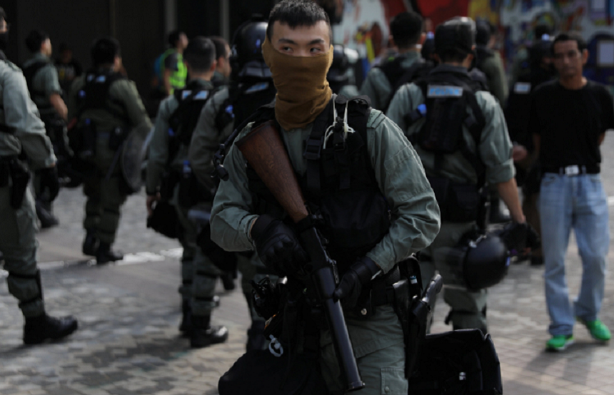 Poliţia trage cu gaze lacrimogene şi mingi de cauciuc pentru a dispersa manifestanţi la Hong Kong