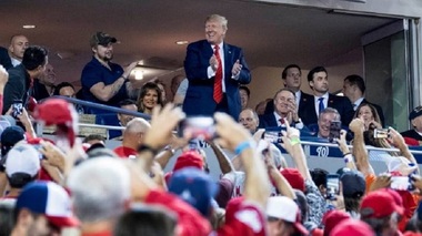 Donald Trump a fost huiduit la un meci de baseball din Washington, iar spectatorii au scandat ”Lock him up!”
