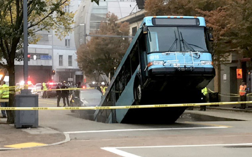 Un autobuz cade într-o gaură uriaşă în mijlocul drumului în oraşul american Pittsburgh