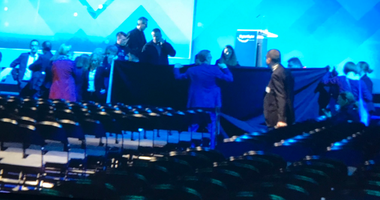 Ministrul german al Economiei Peter Altmaier îşi rupe nasul şi se răneşte la faţă, căzând de pe scenă la un summit digital la Dortmund - VIDEO