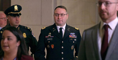 Transcrierea convorbirii lui Trump cu Zelenski este incompletă, spune Congresului consilierul NSC Alexander Vindman, care a încercat să o ”corecteze” în trei rânduri 