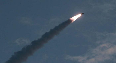 Coreea de Nord trage două proiectile neidentificate, după ce Kim Jong Un îi transmite condoleanţe preşedintelui sud-coreean Moon Jae-in, în urma decesului mamei sale, care s-a născut în Nord