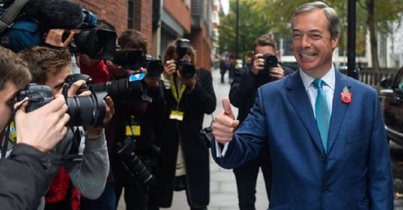 Eurofobul Farage, ajutat de Trump, îndeamnă la o alianţă a susţinătorilor Brexitului dur în vederea alegerilor anticipate