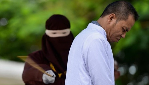 Indonezia - Militant împotriva adulterului, prins şi pedepsit cu lovituri de baston pentru o relaţie cu o femeie căsătorită
