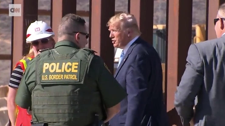 Contrabandiştii mexicani continuă să taie cu fierăstrăul părţi din zidul de graniţă al lui Trump pentru a ajunge în SUA - VIDEO