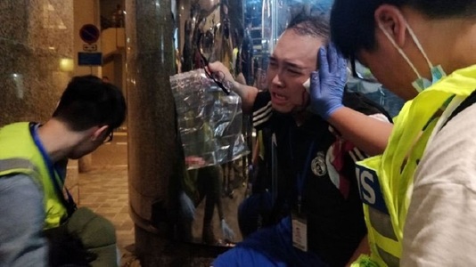 Noi violenţe la protestele din Hong Kong: un bărbat a înjunghiat mai multe persoane şi a muşcat de ureche un politician