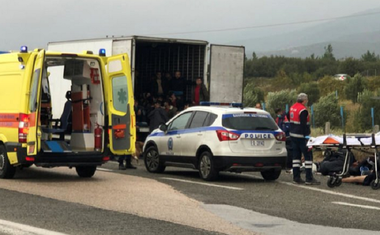Patruzeci şi unul de migranţi, majoritatea bărbaţi afgani tineri, descoperiţi în viaţă într-un camion frigorific în nordul Greciei