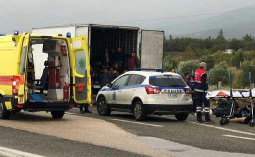 Patruzeci şi unul de migranţi, majoritatea bărbaţi afgani tineri, descoperiţi în viaţă într-un camion frigorific în nordul Greciei
