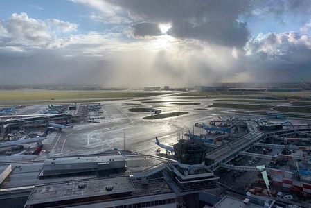 Aeroportul Schiphol: Poliţia olandeză verifică "o situaţie suspectă" la bordul unui avion 