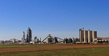 Justiţia franceză anulează inculparea Lafarge de ”complicitate în crime împotriva umanităţii”, dar le menţine pe cele de ”finanţarea terorismului”, ”încălcarea embargoului” şi ”punerea în pericol a vieţii” foştilor săi salariaţi de la fabrica de la Jalabiya
