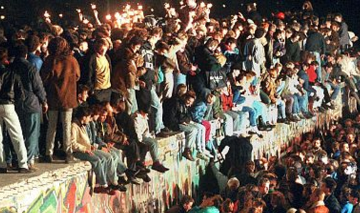 Trei decenii de la căderea Zidului Berlinului - Democraţia trebuie apărată în continuare. Evenimentul istoric nu a marcat „finalul istoriei”