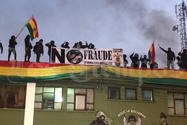 Bolivia - Poliţia s-a revoltat în mai multe oraşe. Guvernul lui Evo Morales denunţă o „lovitură de stat” orchestrată de opoziţie