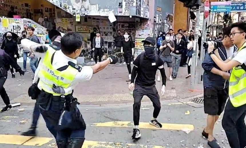 Manifestant mascat rănit prin împuşcare cu gloanţe reale la Hong Kong, un teritoriu paralizat de acţiuni de blocare ale manifestanţilor în favoarea democraţiei