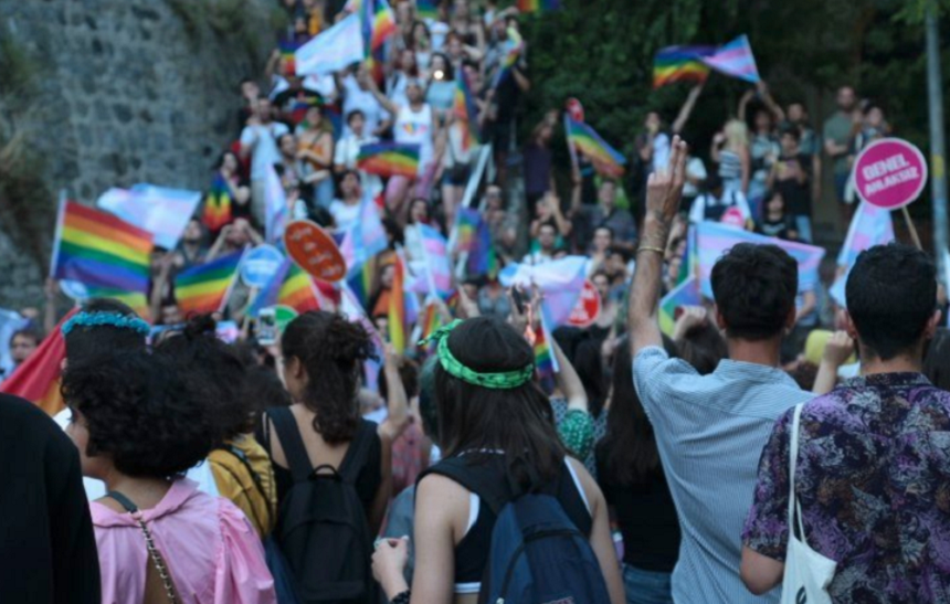 Un proces în care sunt judecaţi 18 studenţi şi un universitar în urma unui marş pro-LGBTI a început la Ankara