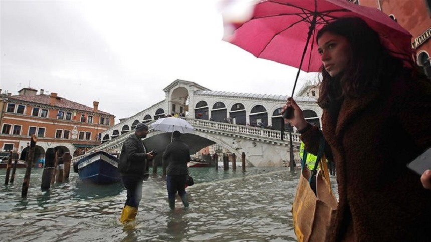 Veneţia a fost inundată de valuri, provocate de vânt şi de cel mai ridicat flux din ultimii 50 de ani - VIDEO