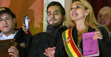 Senatoarea Jeanine Añez se proclamă preşedintă interimară a Boliviei, Evo Morales denunţă din exil, în Mexic, o ”lovitură de stat”