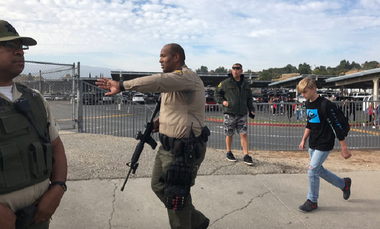 Un adolescent ucide doi colegi şi răneşte alţi trei, înainte să încerce să se sinucidă cu un glonţ în cap, de ziua sa, în curtea Liceului Saugus, la nord de Los Angeles