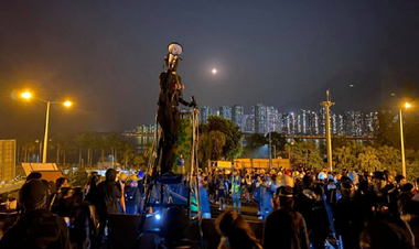 Contestarea continuă la Hong Kong în pofida avertismentului lui Xi Jinping, iar criza se propagă până la Londra după agresarea ministrului Justiţiei din fosta colonie britanică Teresa Cheng