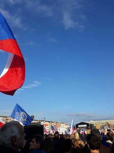 Peste 200.000 de persoane au protestat la Praga şi au cerut demisia premierului Andrej Babis - VIDEO