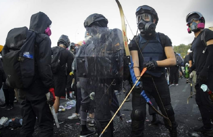 Protestatarii din Hong Kong au tras cu arcuri cu săgeţi şi proiectile incendiare, în ciocnirile cu poliţia dintr-un campus universitar - VIDEO