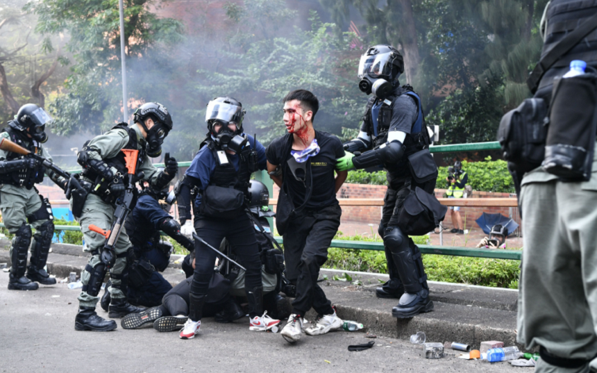 Manifestanţi asediaţi de trei zile în campusul Universităţii Politiehnice din Hong Kong refuză să se predea; Carrie Lam le oferă o singură opţiune, închisoarea; Beijingul respinge o hotărâre cu privire la anticonstituţionalitatea interzicerii măştii