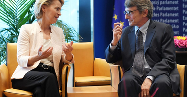 Noua Comisie von der Leyen ar urma să obţină votul de învestire al eurodeputaţilor la 27 noiembrie, anunţă reprezentanţi ai grupurilor politice; ea mizează pe 444 de voturi de la PPE, S&D şi Renew; Verzii urmează să se abţină, GUE votează ”împotrivă”
