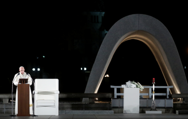Arma nucleară este ”o crimă”, iar disuasiunea greşită, denunţă la Hiroshima Papa Francisc 