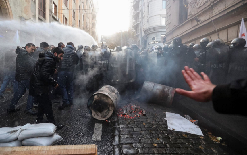Poliţia goergiană dispersează cu tunuri cu apă manifestanţi la Parlament, după ce 20.000 de oameni au cerut demisia Guvernului