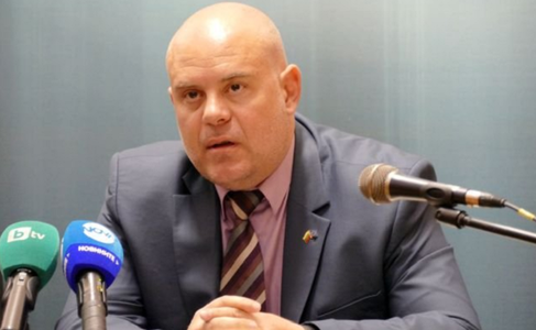 Singurul candidat la postul de procuror general al Bulgariei, Ivan Gheşev, acuzat de ”legături cu oligarhia”, confirmat în funcţie de preşedintele Rumen Radev, în pofida opoziţiei sale personale şi mai multor luni de proteste în stradă