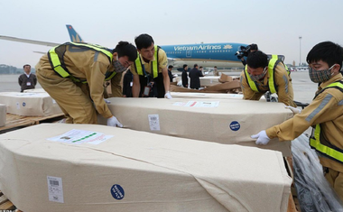 Primele 16 corpuri ale unor imigranţi vietnamezi dintre cele 31 de cadavre găsite în camionul frigorific în apropiere de Londra, repatriate în Vietnam