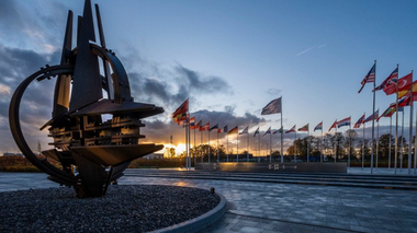 Statele NATO încheie un acord prin care reduc contribuţia SUA la bugetul Alianţei şi se angajează să plătească mai mult, însă Franţa nu vrea să participe la efortul cerut; contribuţia SUA şi Germaniei urmează să fie egale