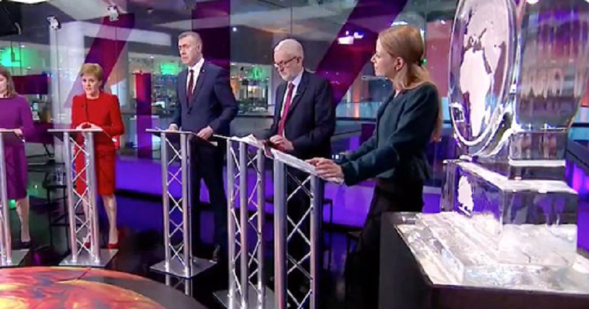 Boris Johnson şi Nigel Farage, absenţi, înlocuiţi cu două sculpturi din gheaţă la o dezbatere pe tema modificărilor climatice; Partidul Conservator depune plângere la Ofcom împotriva Channel 4