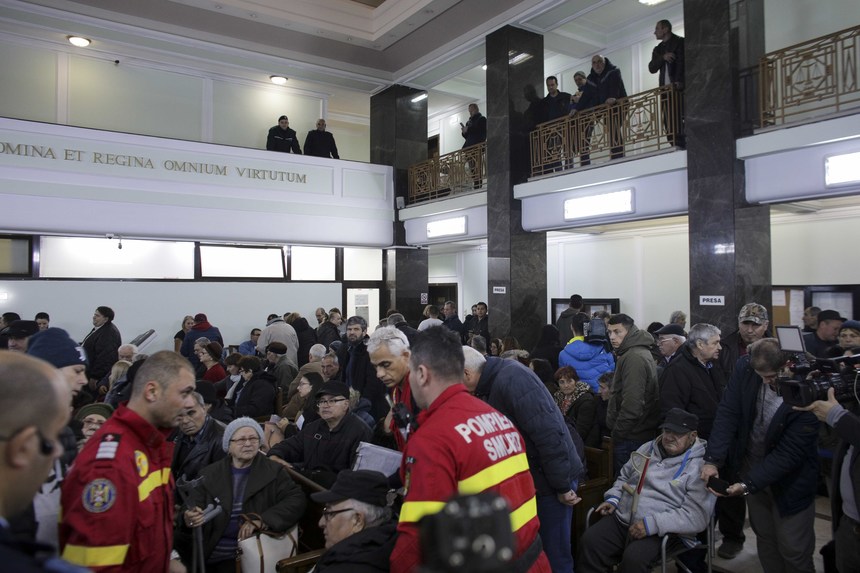 AFP: Durere şi puţine speranţe la procesul Revoluţiei române din 1989 