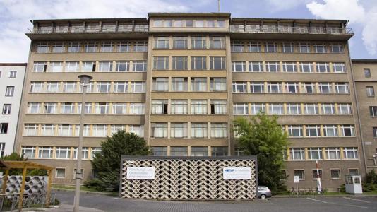 Spargere la muzeul Stasi din Berlin: hoţii au spart câteva vitrine şi au furat medalii şi bijuterii