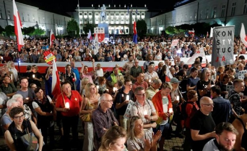 Mii de polonezi au demonstrat în semn de solidaritate cu un judecător suspendat din funcţie pentru că a contestat reformele din justiţie