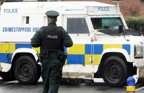 Atac cu grenadă împotriva poliţiei în Irlanda de Nord