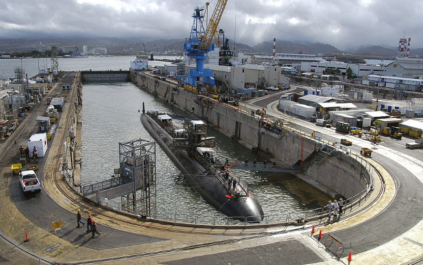 Un marinar de pe submarinul nuclear USS Columbia ucide două persoane, răneşte o a treia în baza militară Pearl Harbour şi se sinucide, înaintea comemorării atacului Japoniei