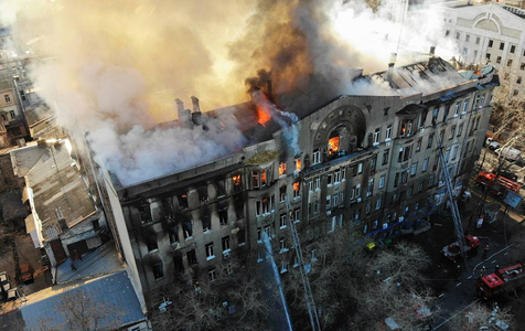 Un mort, 27 de răniţi şi 14 persoane date dispărute la Odesa, într-un incendiu la o clădire cu şase etaje în care se află sediile mai multor licee şi institute de studii superioare
