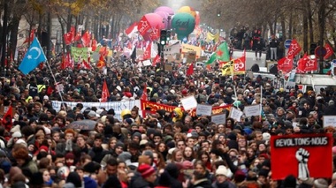 Poliţia franceză a tras cu gaze lacrimogene în protestatarii din Paris care contestă reformele preşedintelui Macron