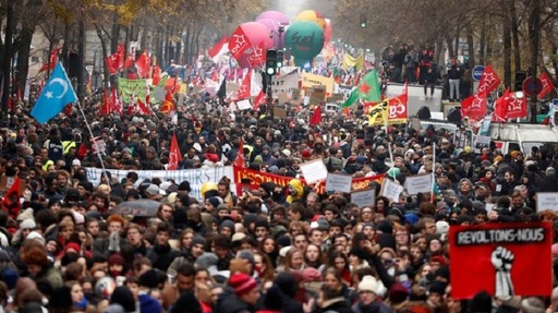 Poliţia franceză a tras cu gaze lacrimogene în protestatarii din Paris care contestă reformele preşedintelui Macron