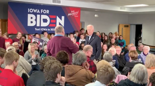 Biden se înfurie pe un alegător care-l ia la întrebări despre fiul său, într-o reuniune de campanie în Iowa