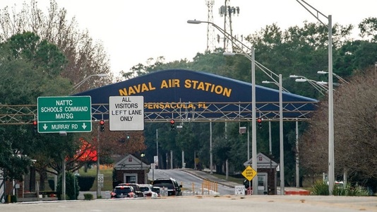 Atacul de la baza navală Pensacola - Trei oameni au murit după ce un student saudit la aviaţie a deschis focul într-o sală de clasă. Atacul a fost condamnat rapid de Arabia Saudită